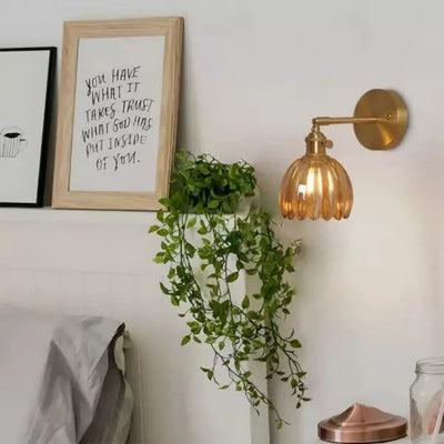 Tulpanformad retro vägglampa i glas